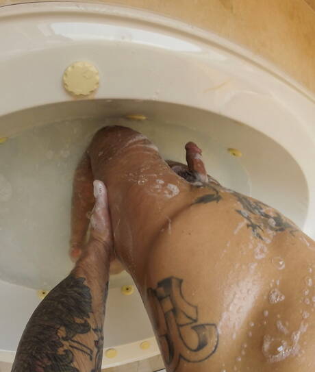 Zwei amerikanische Jungs, der bullige Brenner Bolton und der Superhengst Caleb Troy, ficken sich in den Arsch, nachdem sie in der Badewanne einen Schwanz gelutscht haben