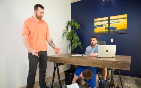 Gli amici bollenti Mark Long, Chris Blades e Johnny Hill in un bollente sesso a tre con sesso anale