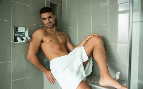 Nice american boys pretty boy Scotty Zee and hunky guy Ian Greene have a good sex in bathroom