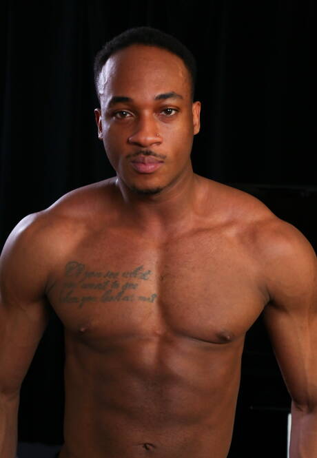 Der amerikanische Kraftprotz Ryan Russell und der schwarze attraktive Trent King haben heißen interracial Sex