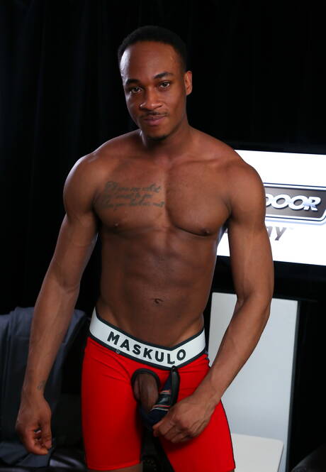 Der amerikanische Kraftprotz Ryan Russell und der schwarze attraktive Trent King haben heißen interracial Sex