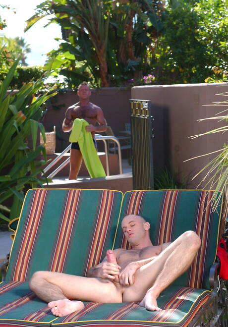 A lontra americana Shane Rollins e o urso canadense maduro Troy Punk se chupando e transando ao ar livre