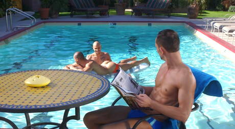 Die sexy Typen Alex Fuerte, Ricky Martinez und Fredrick Ford beim harten Dreier-Sex am Pool