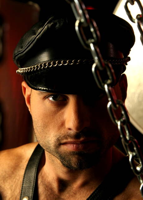 Gay bear Collin Oneal posing naked and showing hot ass