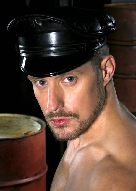 Der reife ungarische Bär Arpad Miklos zieht sich aus und zeigt seinen Arsch