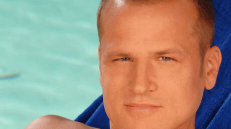 German husky guy Thom Barron posing nude and showing nice butt at the pool