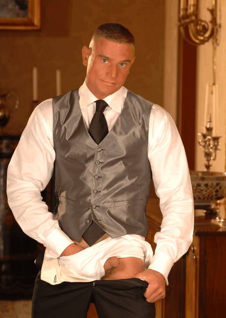 Der stämmige Brite Kent North posiert nackt und zeigt seinen heißen Arsch