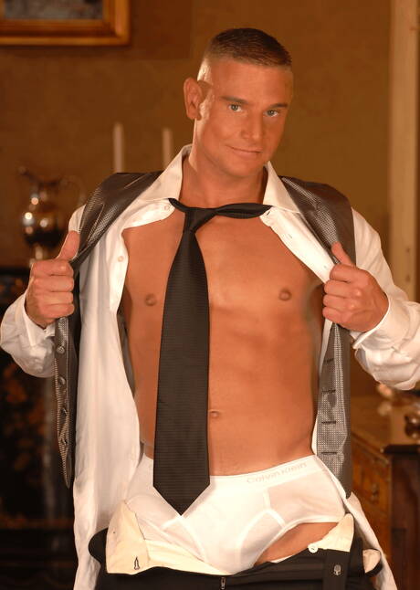 Der stämmige Brite Kent North posiert nackt und zeigt seinen heißen Arsch