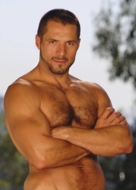 Der ungarische schwule Bär Arpad Miklos zieht sich aus und zeigt seinen heißen Hintern im Freien