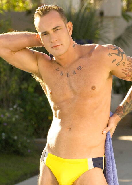 Amerikaanse husky Nick Piston trekt zijn lul buiten af