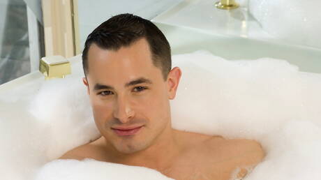 Sterke stier Antton Harri kleedt zich uit en toont strakke kont in bad