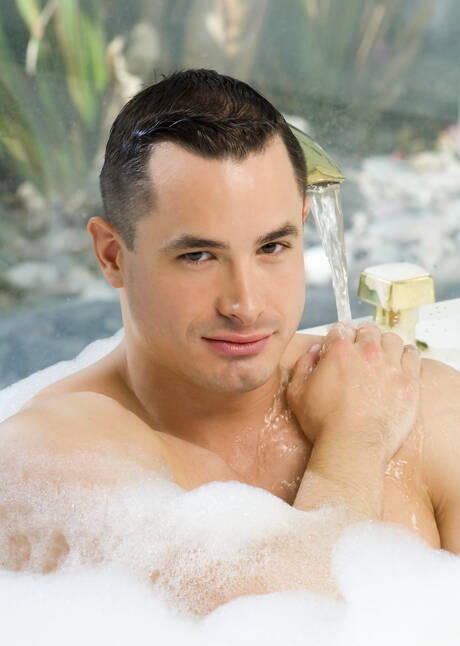 Sterke stier Antton Harri kleedt zich uit en toont strakke kont in bad