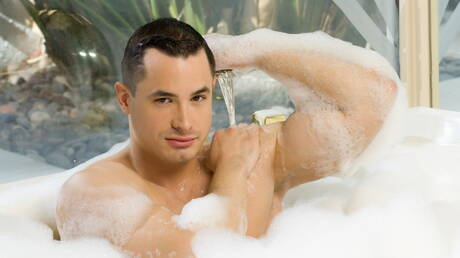 Sterke stier Antton Harri kleedt zich uit en toont strakke kont in bad