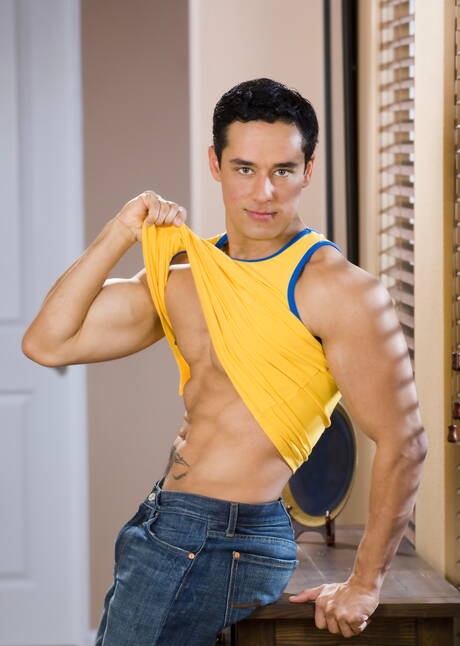 巴西帥哥 Rafael Alencar 赤身裸體，露出漂亮的屁股