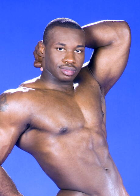 黒人のタフガイ、マーク・ウィリアムズが裸になってセクシーなお尻を見せる