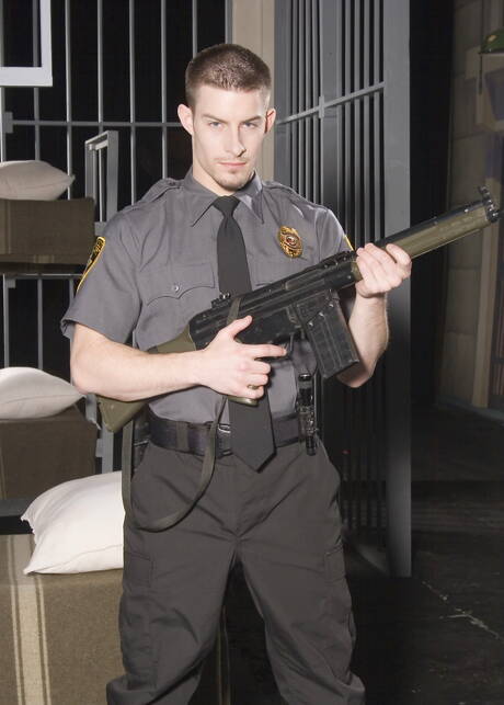 Der muskulöse Mike Roberts (ii) zieht sich aus und zeigt seinen heißen Arsch