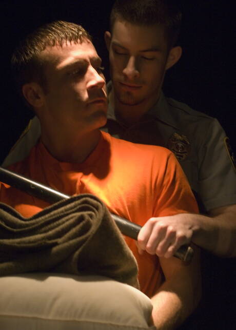 Przystojniak z tatuażami Mike Roberts, Trevor Knight, Shane Rollins ruchający się analnie w mundurze