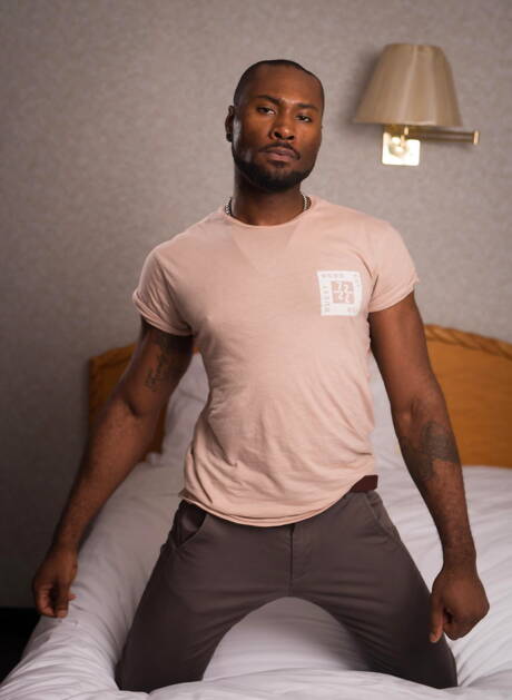 Die netten amerikanischen Kumpels, der muskulöse Roman Todd und der Superhengst Noah Donovan, posieren nackt