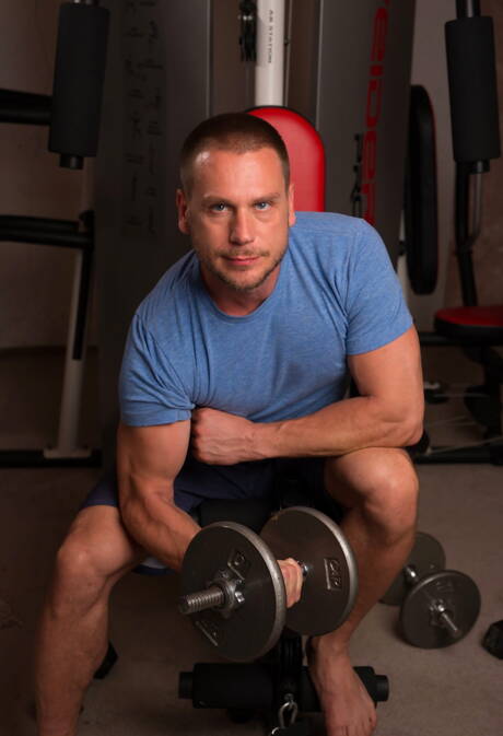 德國硬漢漢斯·柏林和肌肉發達的托尼·達澤爾展示了強壯的身材