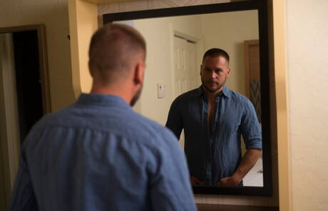 Amerikaanse sterke man Roman Todd en Duitse gespierde man Hans Berlin kleden zich uit en laten hun billen zien