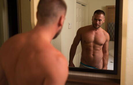 Amerikaanse sterke man Roman Todd en Duitse gespierde man Hans Berlin kleden zich uit en laten hun billen zien