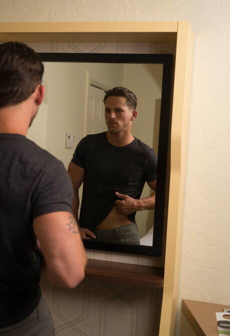 Amerikaanse sterke man Roman Todd en Duitse gespierde man Hans Berlin kleden zich uit en laten hun billen zien