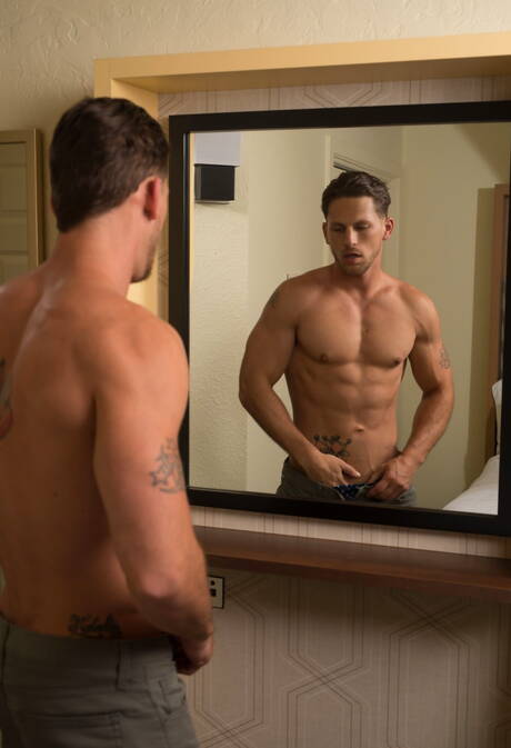 Amerikaanse sterke man Roman Todd en Duitse gespierde man Hans Berlin kleden zich uit en laten hun billen zien