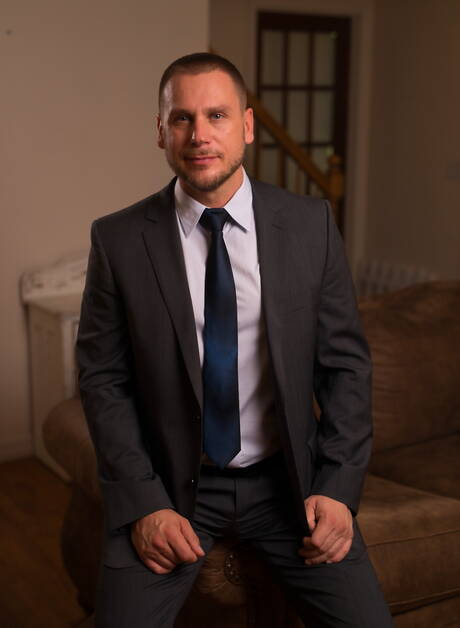 German tough guy Hans Berlin and hunk Drake Magnum shows a beautiful body