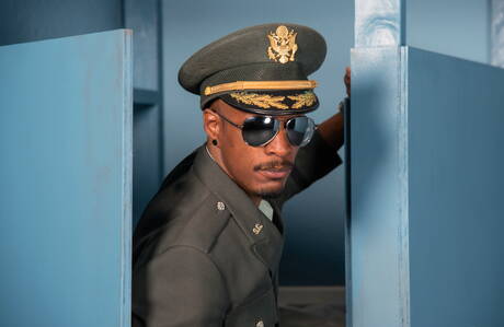 Le costaud canadien Dustin Holloway et le musclé ébène Derek Maxum baisent après une fellation interraciale en extérieur