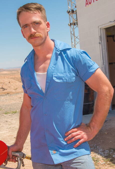 Stoere Johnny V en Amerikaanse sterke man Nate Stetson tonen een gespierd lichaam buiten