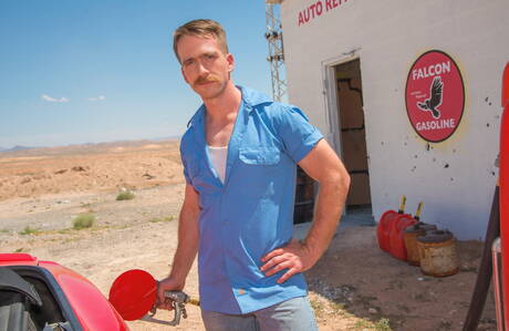 Stoere Johnny V en Amerikaanse sterke man Nate Stetson tonen een gespierd lichaam buiten