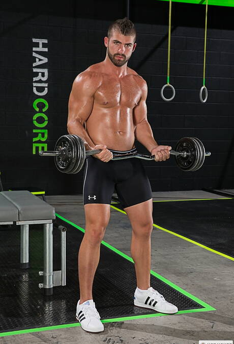 Der muskulöse Amerikaner Sebastian Kross und der muskulöse Lateinamerikaner Jonah Fontana bei heißer Arschfick-Action