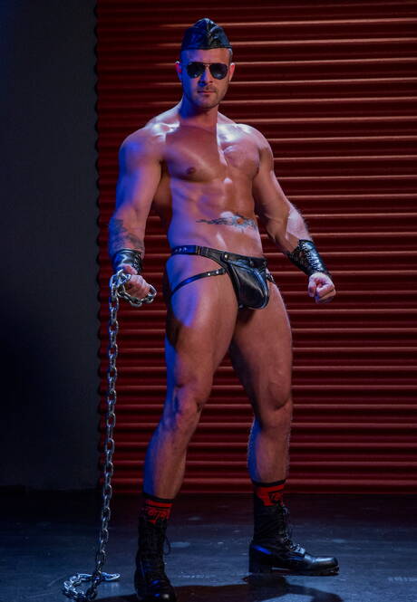 黑人壯漢 Micah Brandt 和美國壯漢 Austin Wolf 進行激烈的跨種族肛交