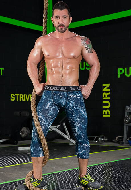 Amerikaanse spierbundel Landon Mycles en Braziliaanse hengst Jimmy Durano neuken na het zuigen van een lul