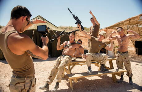 Il giovane Kyle Mcmillan e il muscoloso americano Pierce Paris posano nudi all