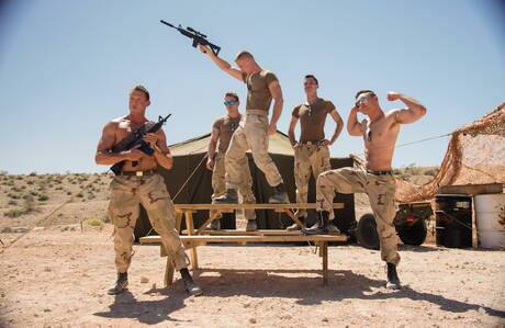 Il giovane Kyle Mcmillan e il muscoloso americano Pierce Paris posano nudi all