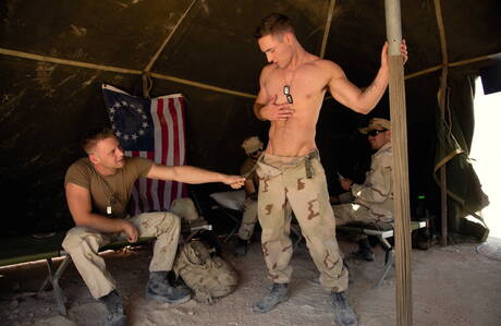 Die netten amerikanischen Jungs Fane Roberts und Strongman Brandon Evans ziehen sich aus und zeigen draußen ihren heißen Hintern