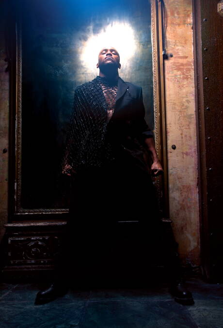 Johnny V und der gut gebaute Ebenholz-Andre Donovan ficken den Arsch, nachdem sie beim Fisting einen interracialen Schwanz gelutscht haben