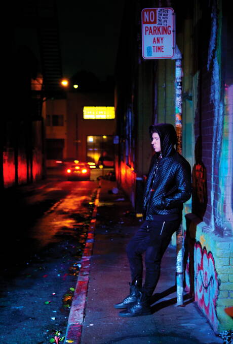 Amerykański przystojniak Jj Knight i Blake Riley uprawiają gorący seks na zewnątrz