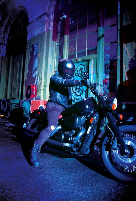 Amerykański przystojniak Jj Knight i Blake Riley uprawiają gorący seks na zewnątrz