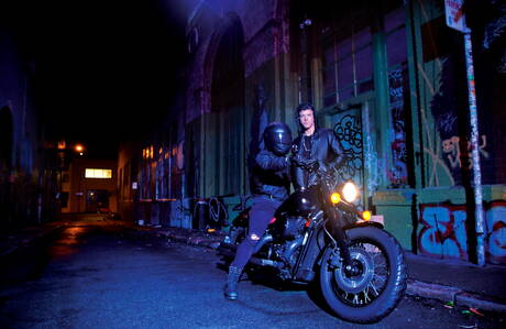 Amerykański przystojniak Jj Knight i Blake Riley uprawiają gorący seks na zewnątrz