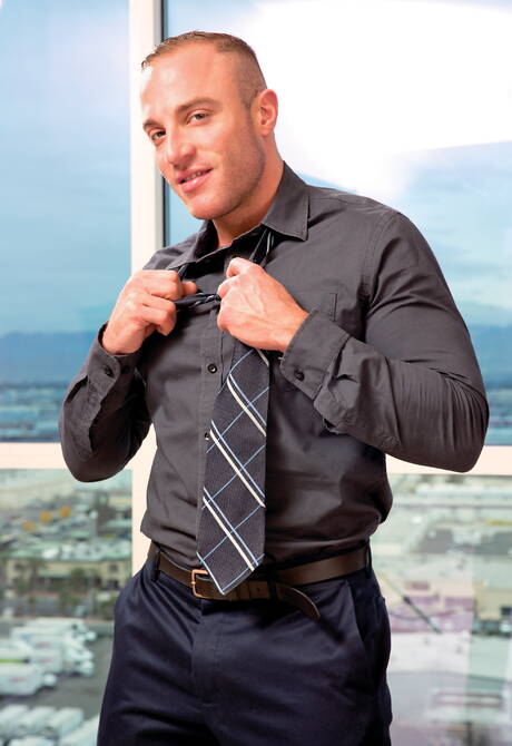 素敵なアメリカ人ボディビルダーのセス・サントロとボディビルダーのジェイコブ・ダーラムがお互いを吸ったりファックしたりしている