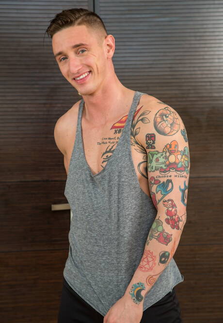 Łaciński mięśniak Dean Phoenix i amerykańska wydra Lance Ford w twardym seksie analnym