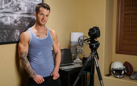 Les garçons excités Jimmy Clay, Quentin Gainz et Ty Thomas dans un trio de sexe hard