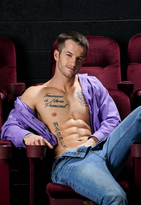 Il super stallone latino Dean Phoenix e il ragazzo husky americano Quentin Gainz in un bollente sesso anale