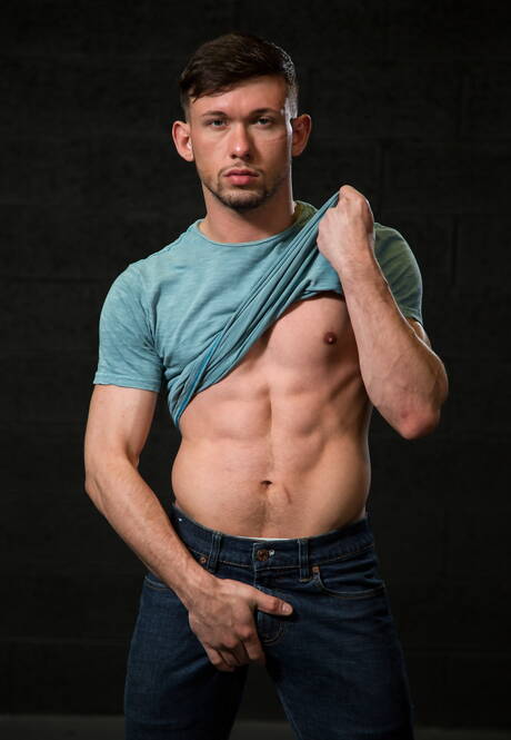 El supersemental inglés Gabriel Cross y el guapo estadounidense Mikey Junior se follan el culo después de chupar la polla