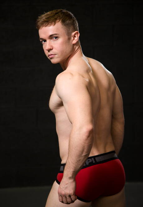 El supersemental inglés Gabriel Cross y el guapo estadounidense Mikey Junior se follan el culo después de chupar la polla