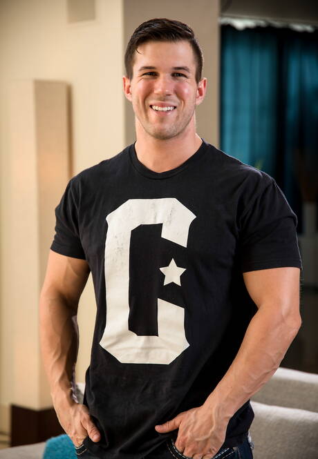 Le culturiste Kyle Silver montre un corps bien bâti