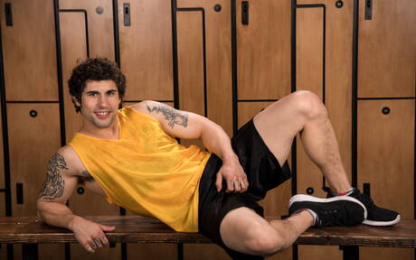 Dobrze zbudowany Latynos Jimmy Clay i amerykański przystojniak Mark Long uprawiają miłość