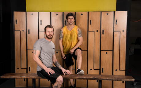 Dobrze zbudowany Latynos Jimmy Clay i amerykański przystojniak Mark Long uprawiają miłość